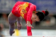 开云官网-跳马比赛，飞驰冲刺：体操运动员演绎华章