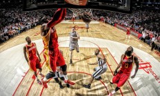 开云体育登录-赛道上的复仇与重生，汉密尔顿驾驶阿斯顿马丁如何完成了对迈凯伦的史诗逆转