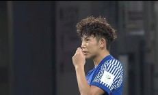 开云体育平台APP-申花队员与裁判发生口角，赛场紧张气氛