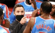 开云体育下载-纳什掌控比赛，率领球队连胜