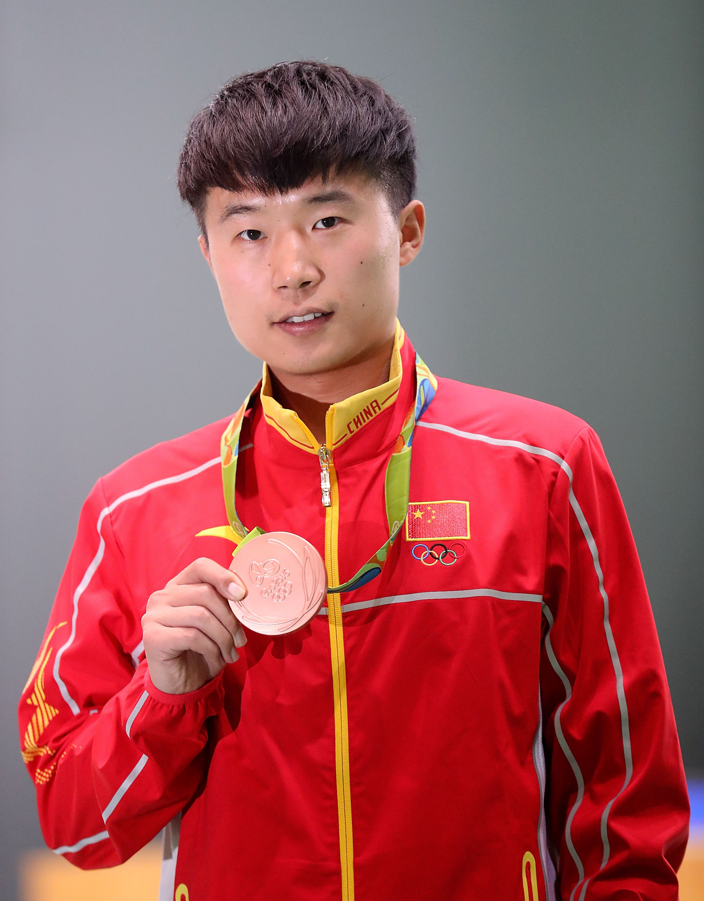 南非射击选手击败对手，夺取金牌