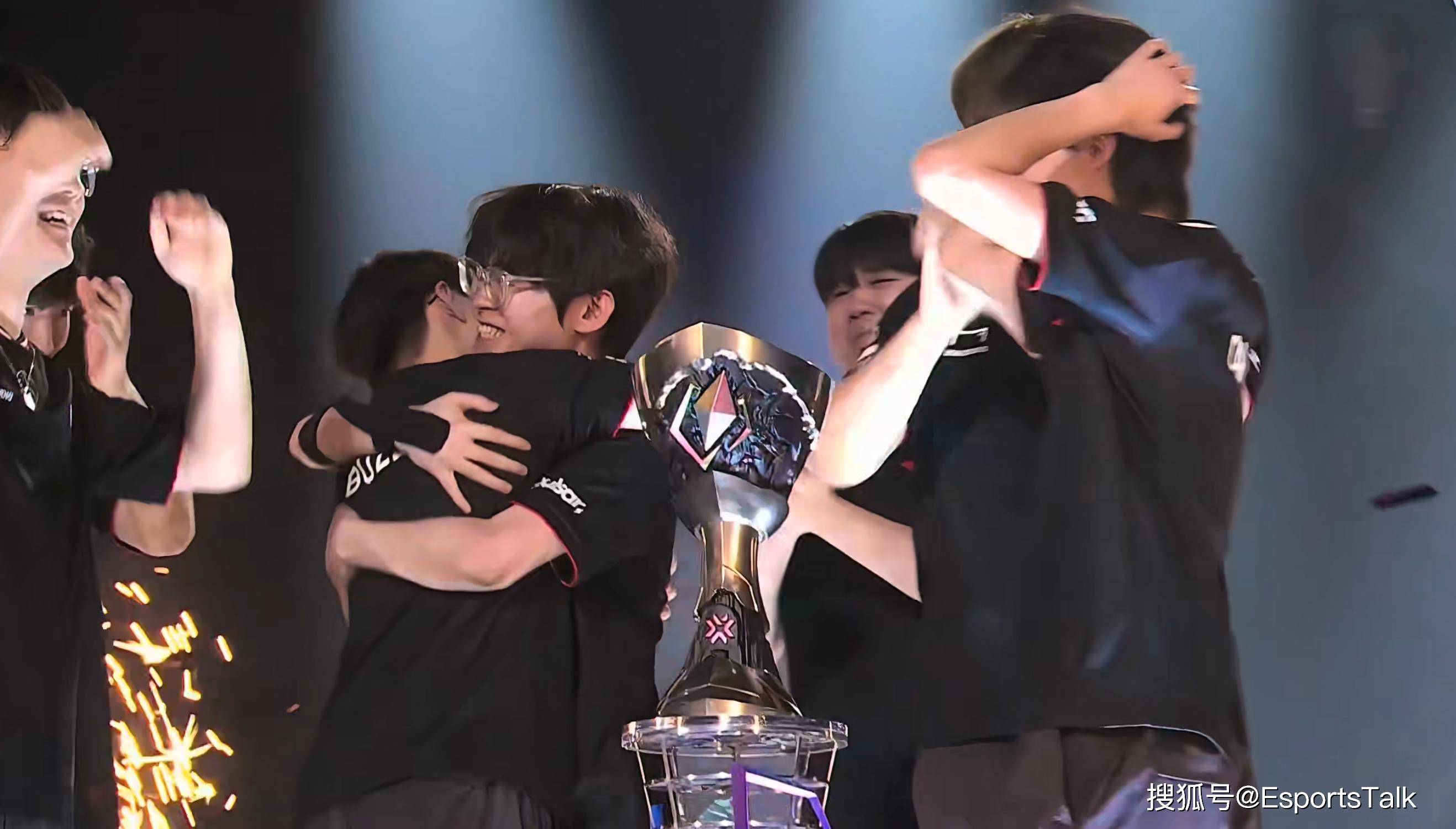 T1横扫DFM，Canyon线上压制力十足宿敌对决全球总决赛，成为赛场最大亮点