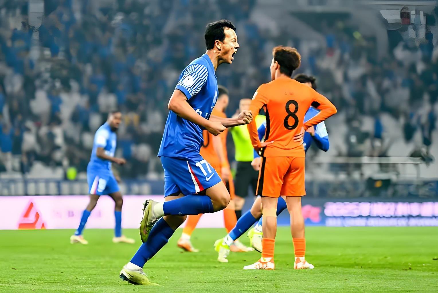 申花队员与裁判发生口角，赛场紧张气氛