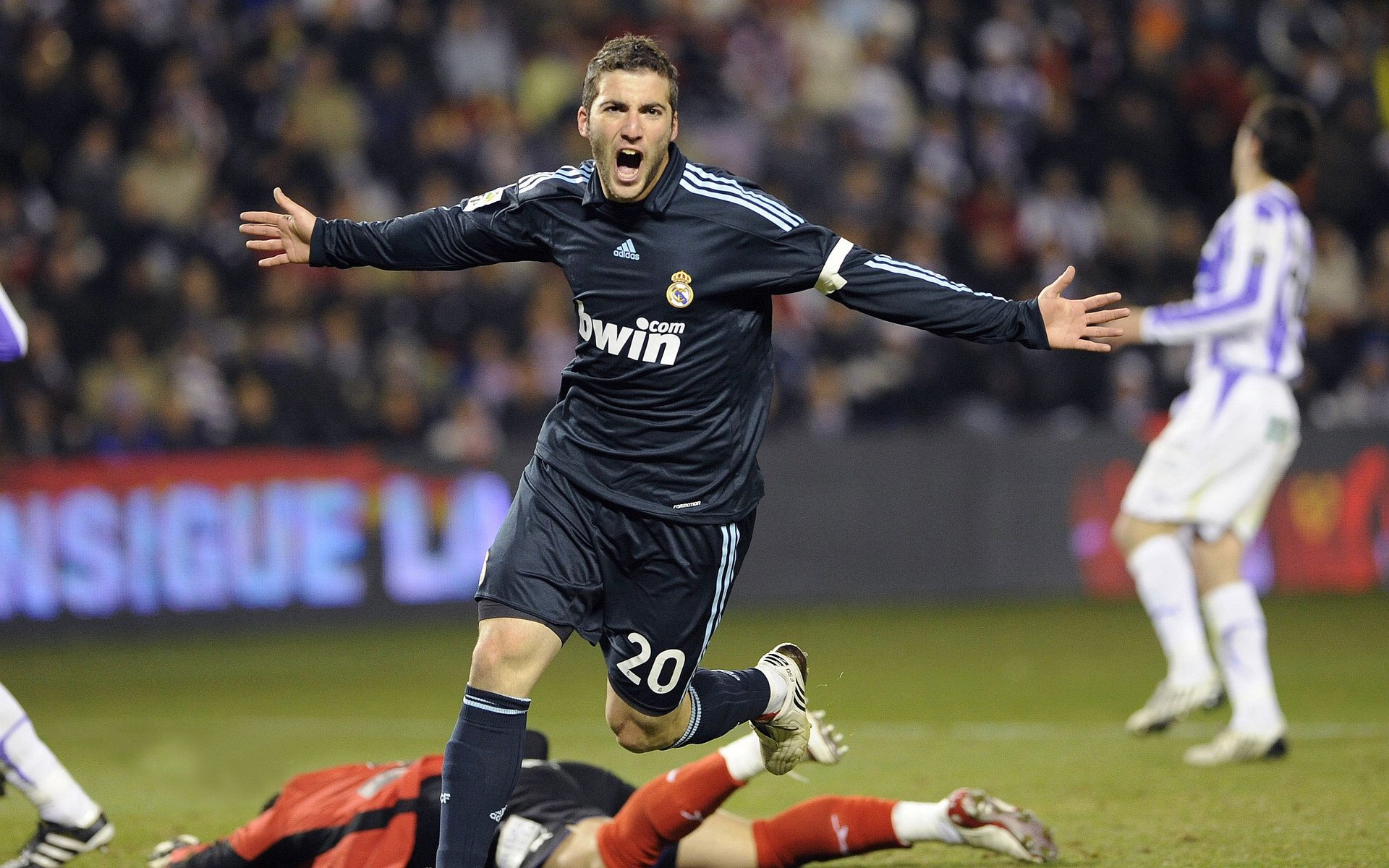 三重奏,国家荣耀、俱乐部失意与个人里程碑的足球之夜