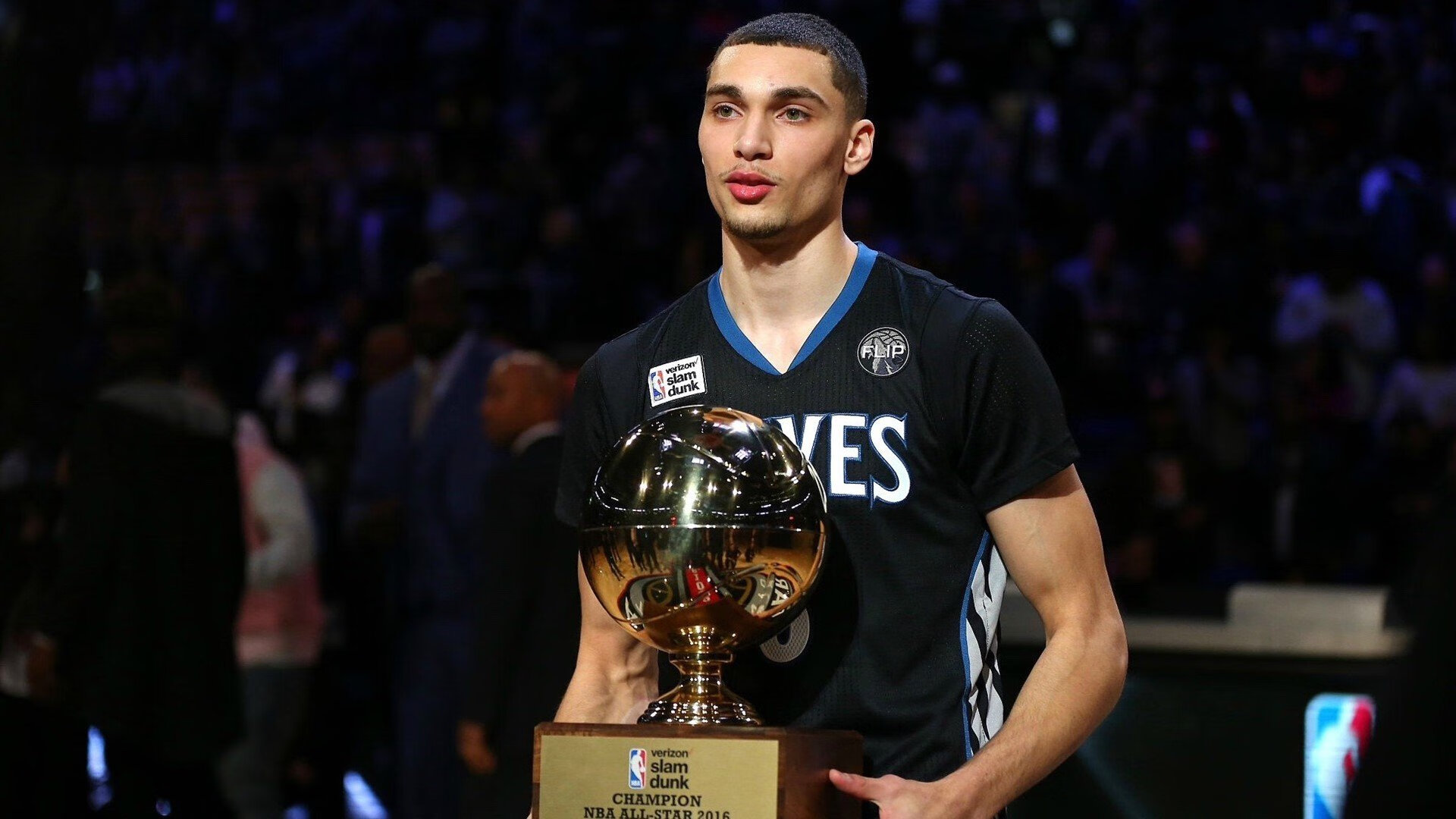 量子纠缠的篮球场,当青岛队与马刺队被卷入时间潮汐,伦纳德的关键一投如何改写了平行宇宙的比分牌